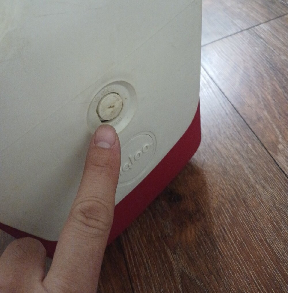 Igloo Red and White Retro Cooler - Picture 5 of 10